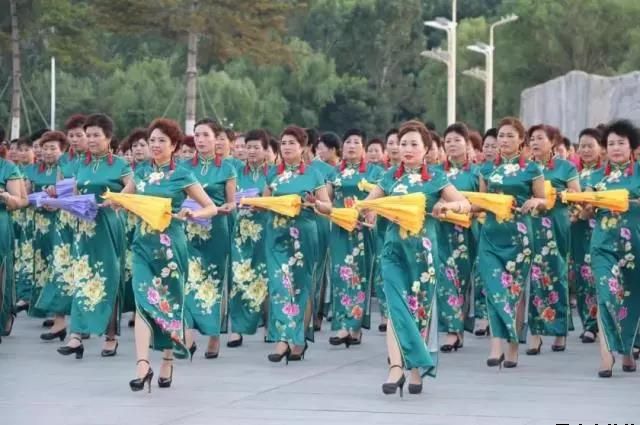 开云集团官网开云集团官网首页-开云(中国)泓源公司党委和兴北路社区绿地广场商圈党建联盟合作举办“讴歌新时代 共圆中国梦”纪念改革开放四十周年大型群众广场文化活动(图3)