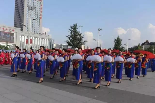 开云集团官网开云集团官网首页-开云(中国)泓源公司党委和兴北路社区绿地广场商圈党建联盟合作举办“讴歌新时代 共圆中国梦”纪念改革开放四十周年大型群众广场文化活动(图6)