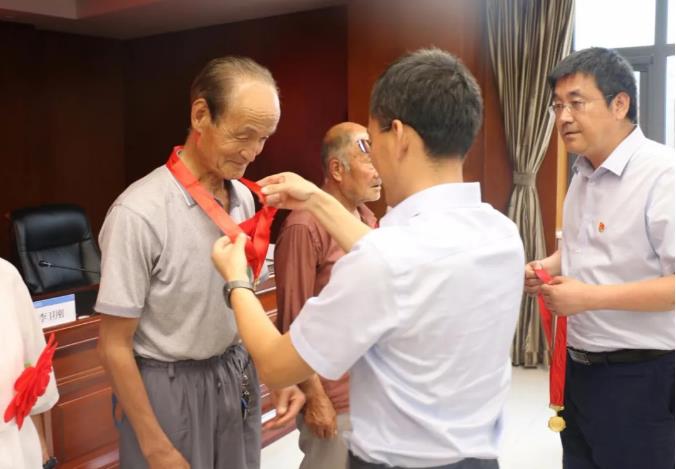 泓源公司召开“两优一先”表彰大会(图2) 泓源公司召开“两优一先”表彰大会(图2)